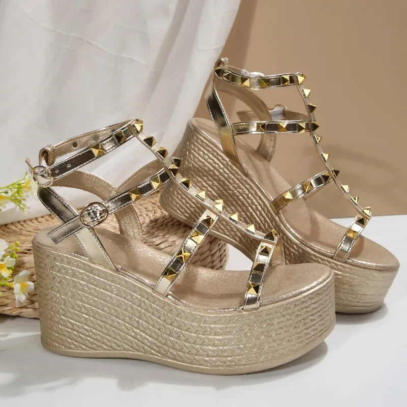 Women Sandals Summer New Outdoor Beach Sandals Designer Casual Sandals Comfortable Hot Shallow Wedges Shoes Women