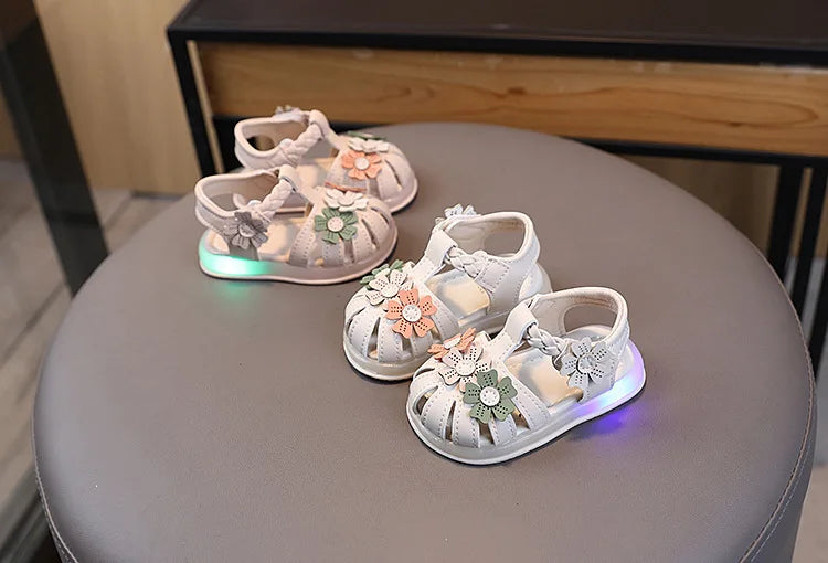 Summer Sandals New Fashion LED Light Kid Shoes Simple Versatile Retro Girl Shoe Princess Flower Lightweight  Elegant Kid Sandals