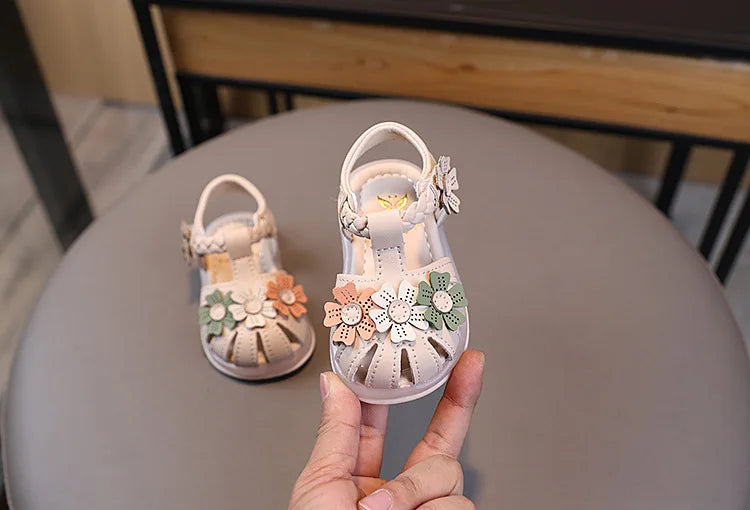 Summer Sandals New Fashion LED Light Kid Shoes Simple Versatile Retro Girl Shoe Princess Flower Lightweight  Elegant Kid Sandals